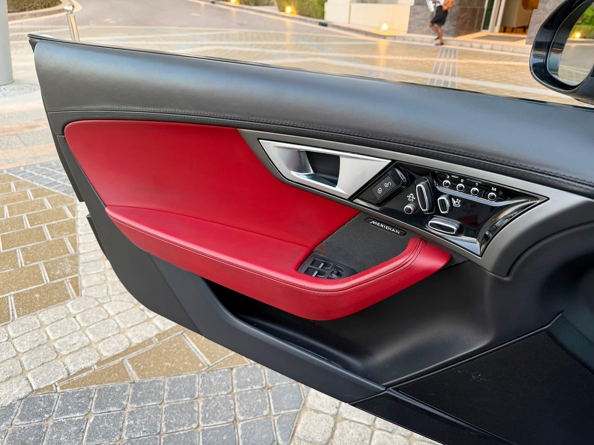 Jaguar  F-TYPE V8 2015 GCC | Excellent Condition - view 11