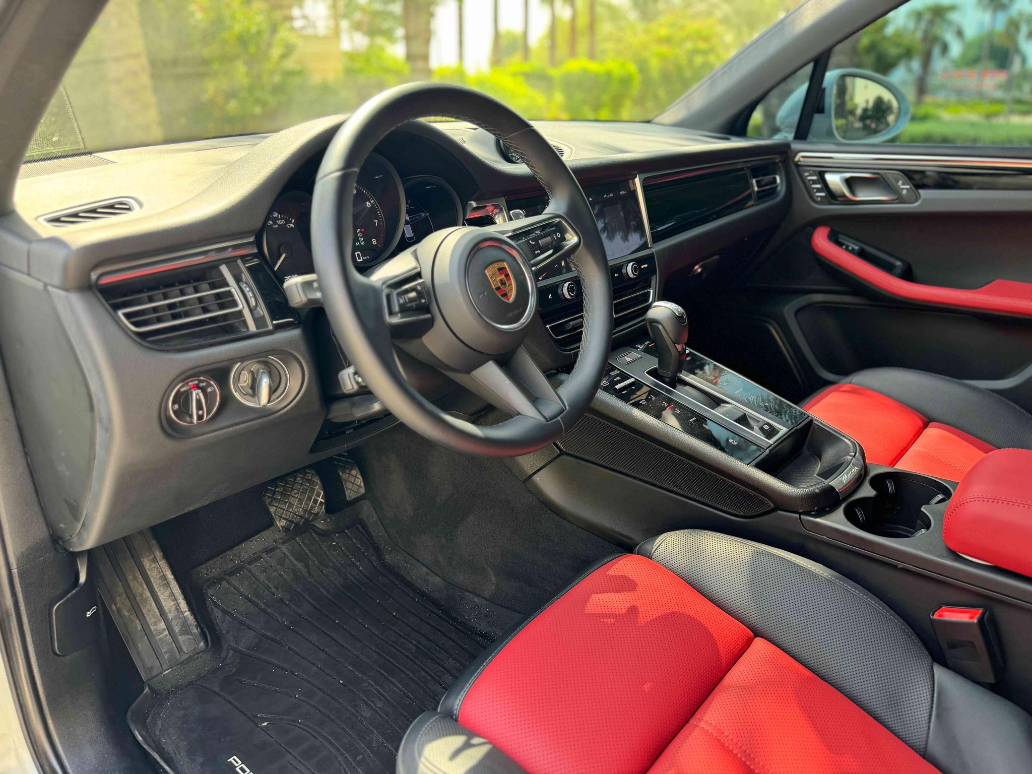 Porsche Macan 2024 Low Mileage - Fully Loaded