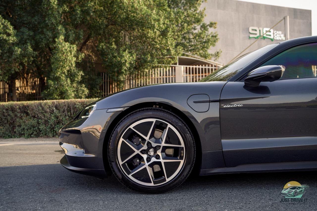 2025 Porsche Taycan GCC - view 3